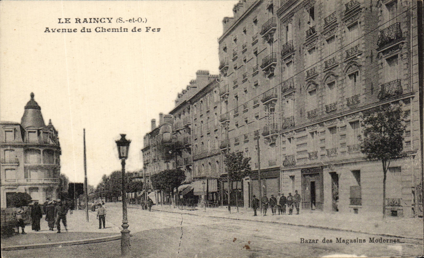 CPA Le Raincy Avenue du Chemin de Fer Soldats Militaria