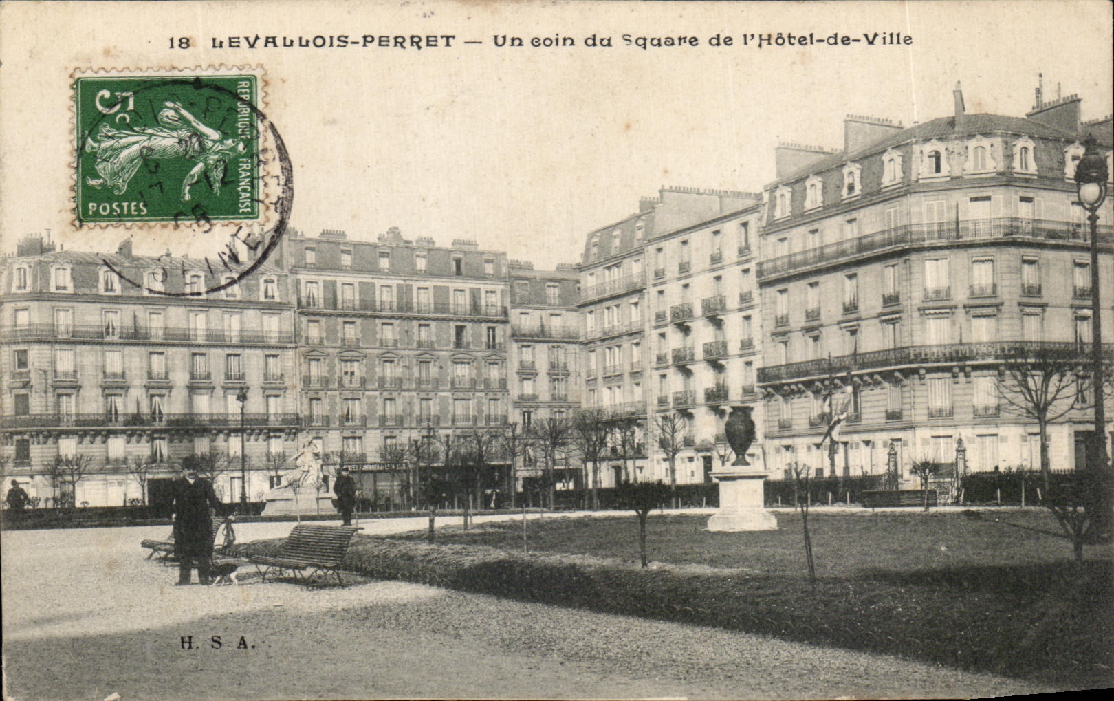 CPA Levallois Perret Un Coin du Square de L Hotel de Ville