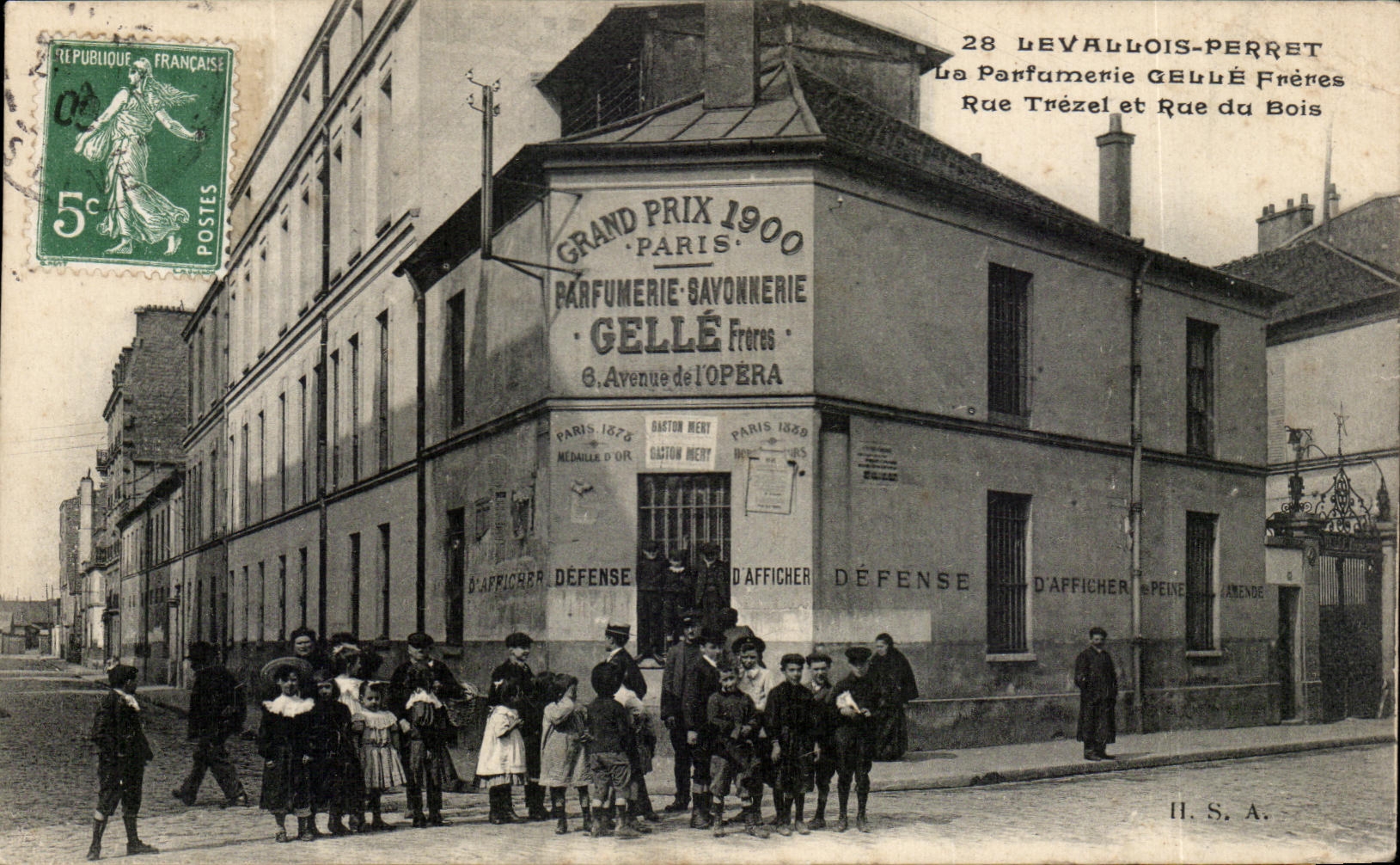 CPA Levallois Perret La Parfumerie Celle Freres Rue Trezel et rue du bois Enfants