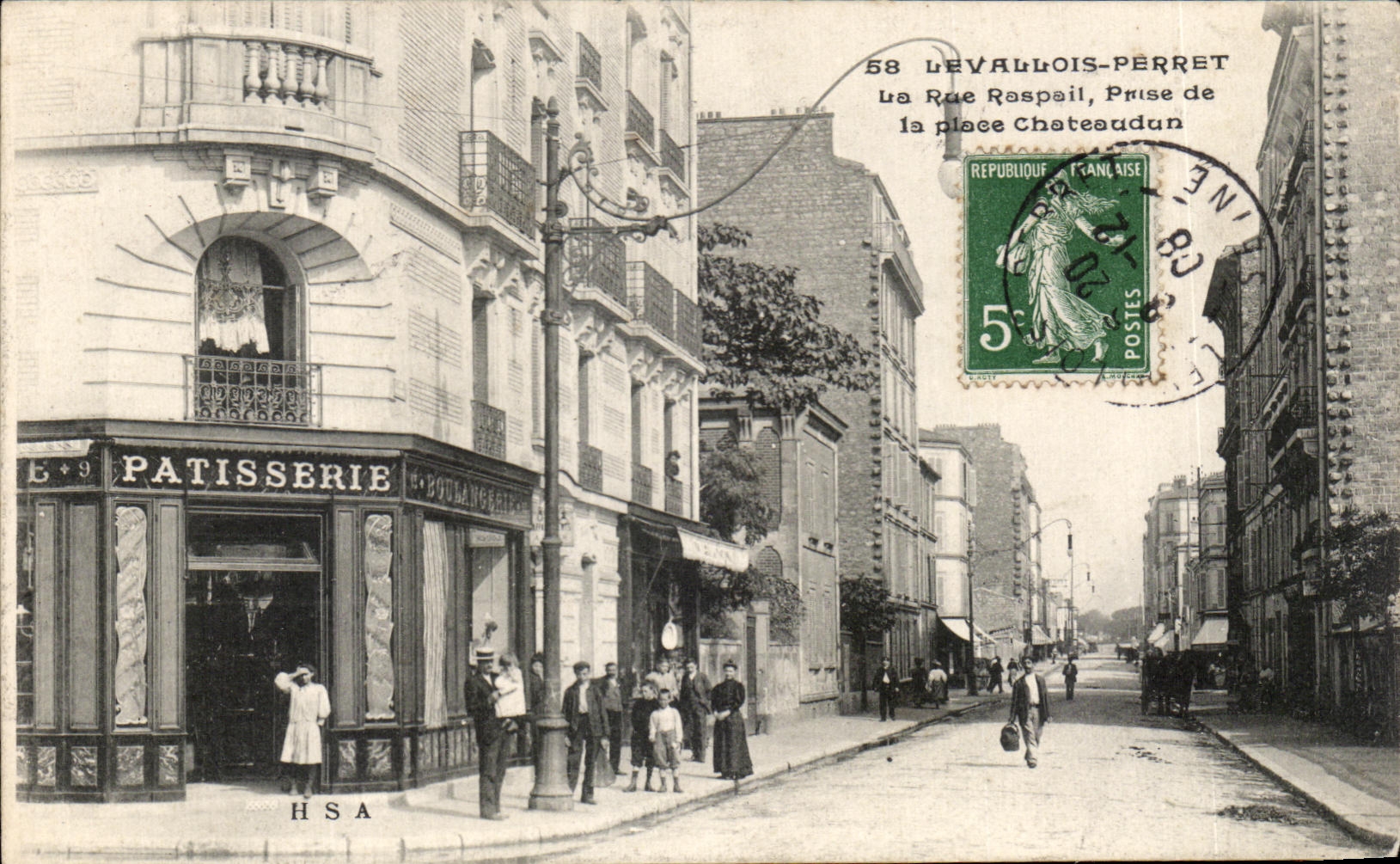 CPA Levallois Perret La rue Raspail Prise de la place Chateaudun Patisserie 