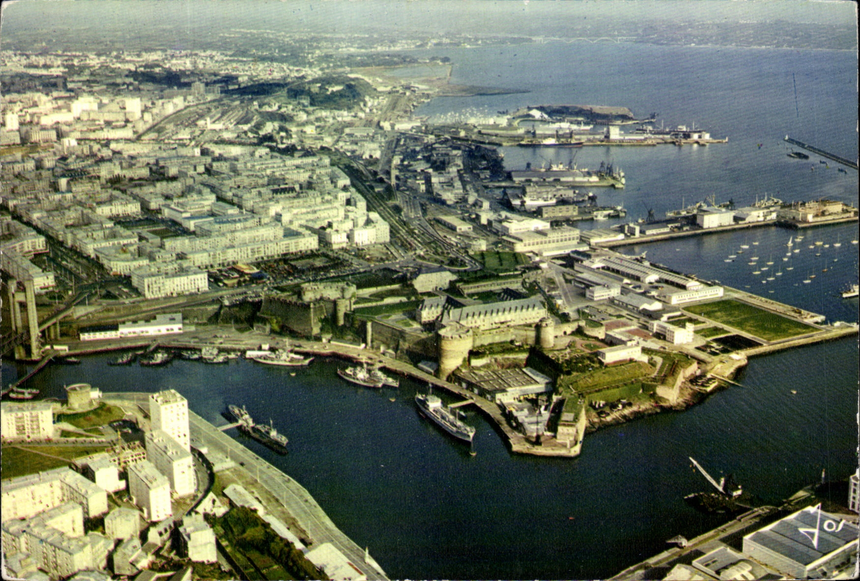 Brest (Nord-Finistère) — Le château à l'entrée du port de commerce — Éditions d'Art JOS