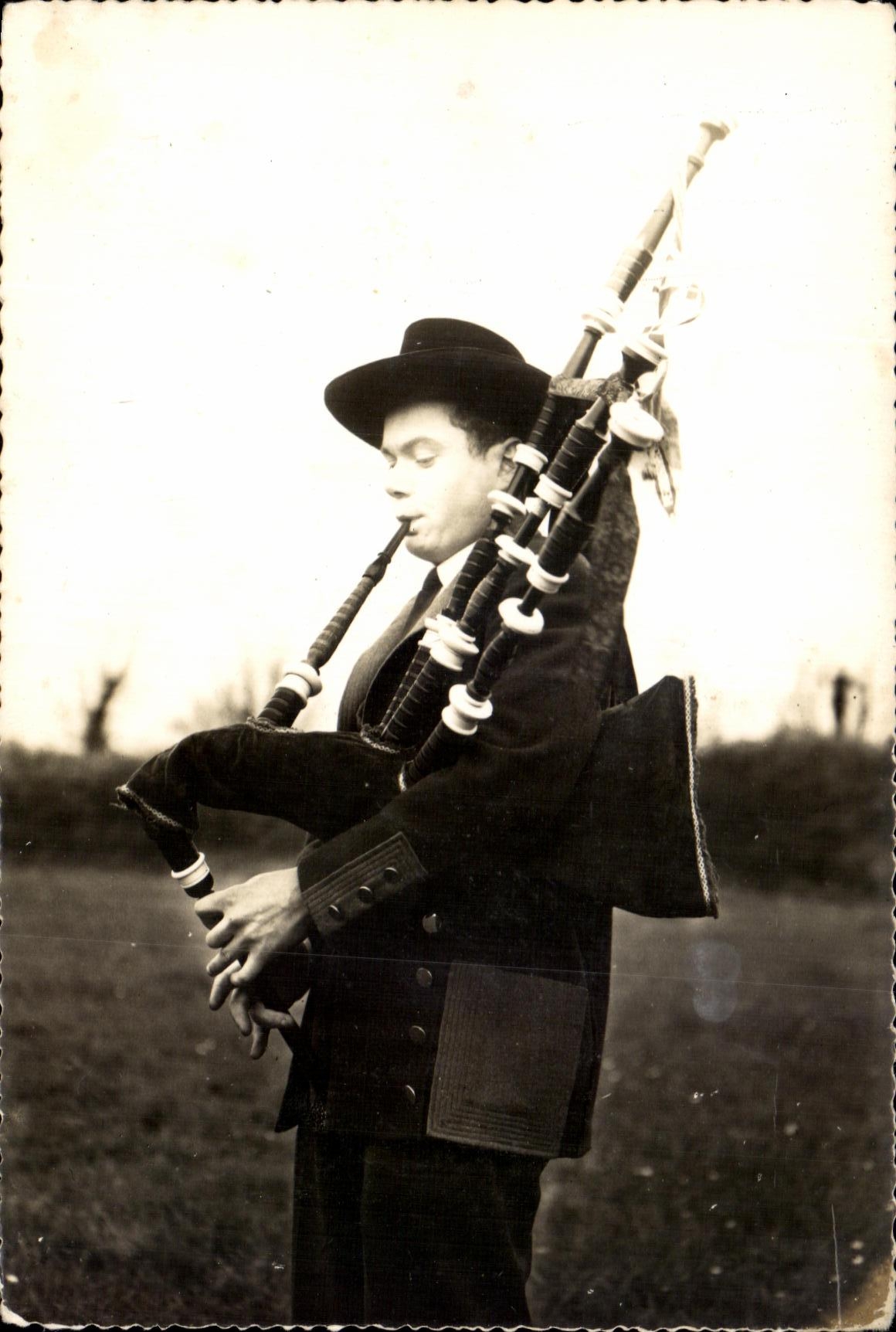 CPM La Bretagne Pittoresque Sonneur de Biniou Folklore Costume