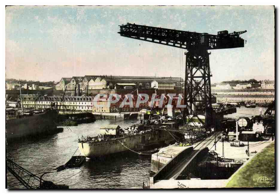 CPSM Brest Croiseur en armement la Grue de L Arsenal Bateau