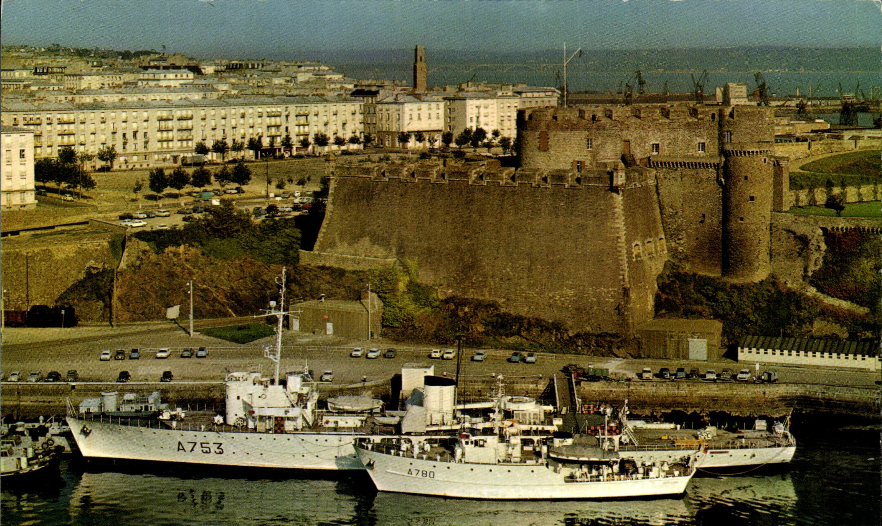 Brest, Grand Port de Guerre et de Commerce — Les Bateaux de la Mission Hydrographique devant le Château — Éditions de Bretagne