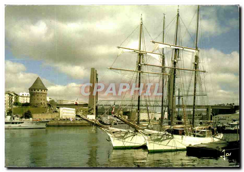 Brest (Finistère) — Les goélettes 'L'Etoile' et la 'Belle Poule' sur les rives de la Penfeld — Édition Art JOS, Le Doaré, Chateaulin