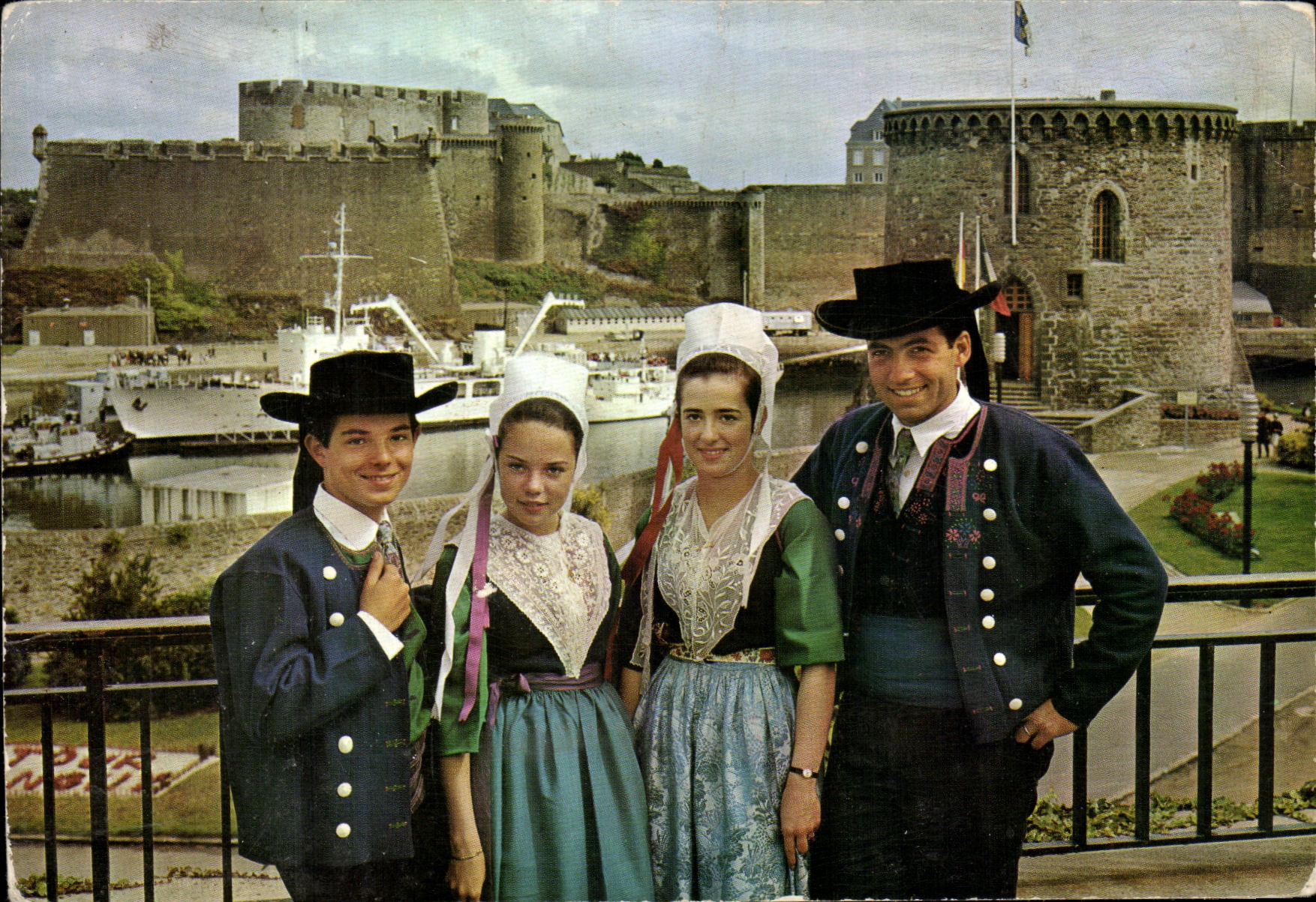 Costumes de Plougasnet — devant le Château et la Tour de la Motte-Tanguy, à Brest — Belles Éditions de Bretagne