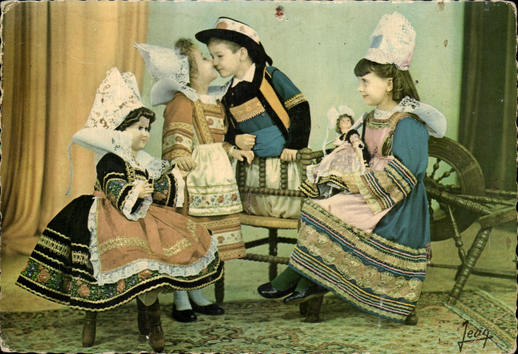 Enfants en Costume Breton — La Bretagne — Les Éditions La Poupée de Cornouaille, Quimper
