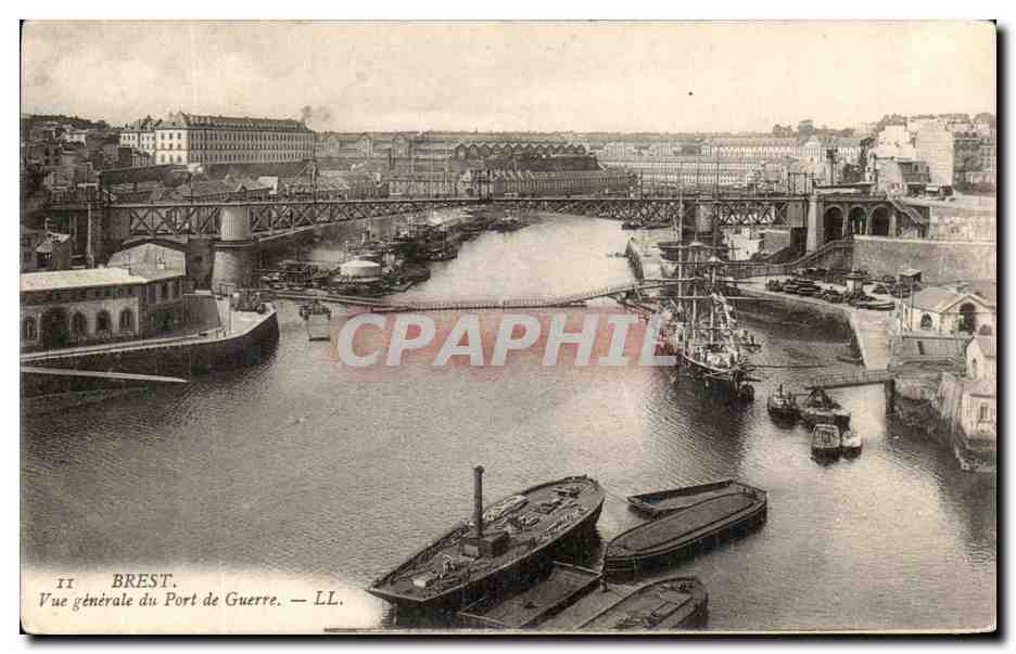CPA Brest Vue Generale du Port De Guerre Bateaux
