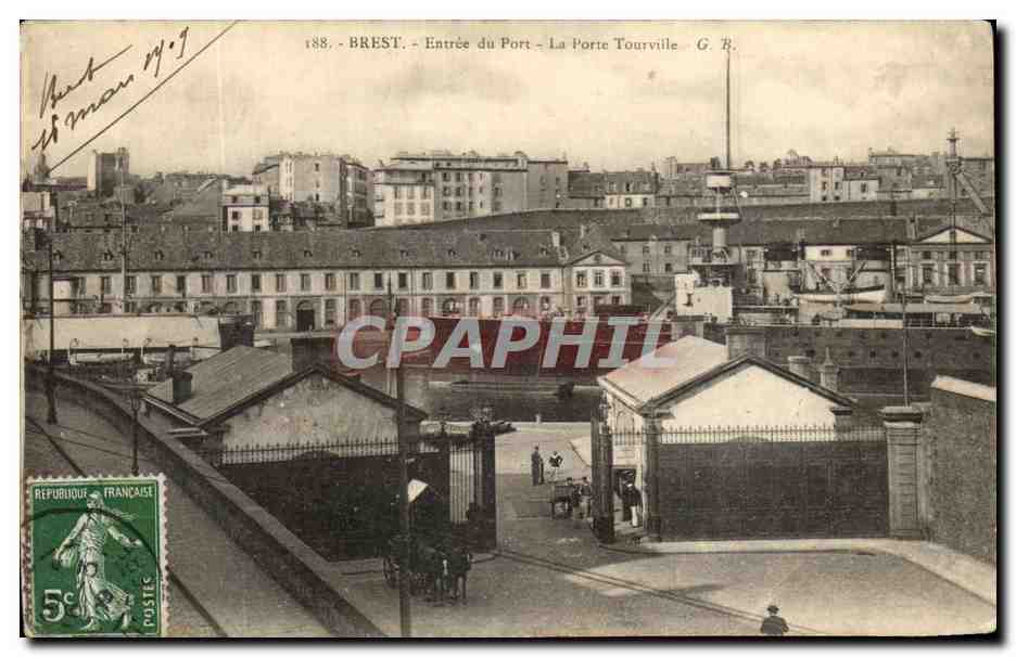 CPA Brest Entree Du port La Porte Tourville Bateau