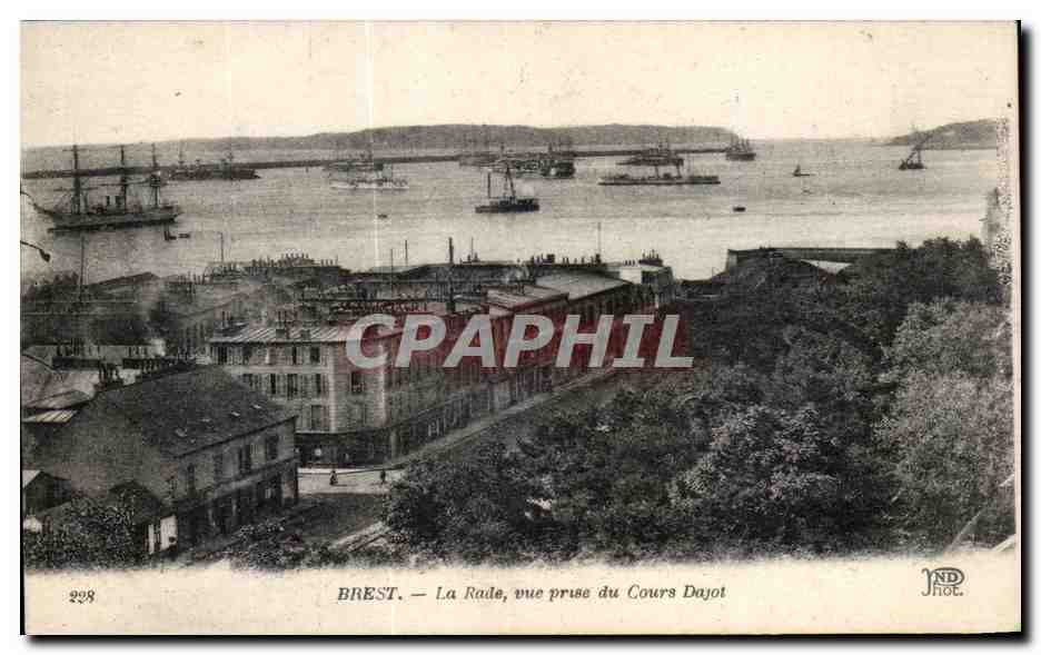 CPA Brest La Rade vue Prise du Cours Dajot Bateaux