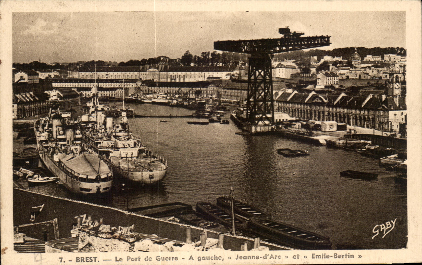 CPA Brest Le Port De Guerre A Gauche Jeanne D Arc Emile Bertin Bateaux