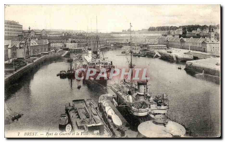 CPA Brest Port de Guerre Et La Ville Bateaux