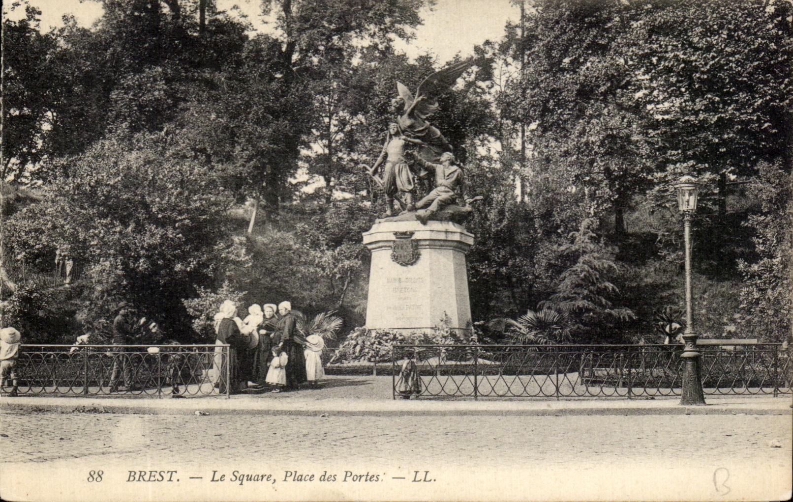 CPA Brest Le Sqaure Place des Portes Femmes Nourrices