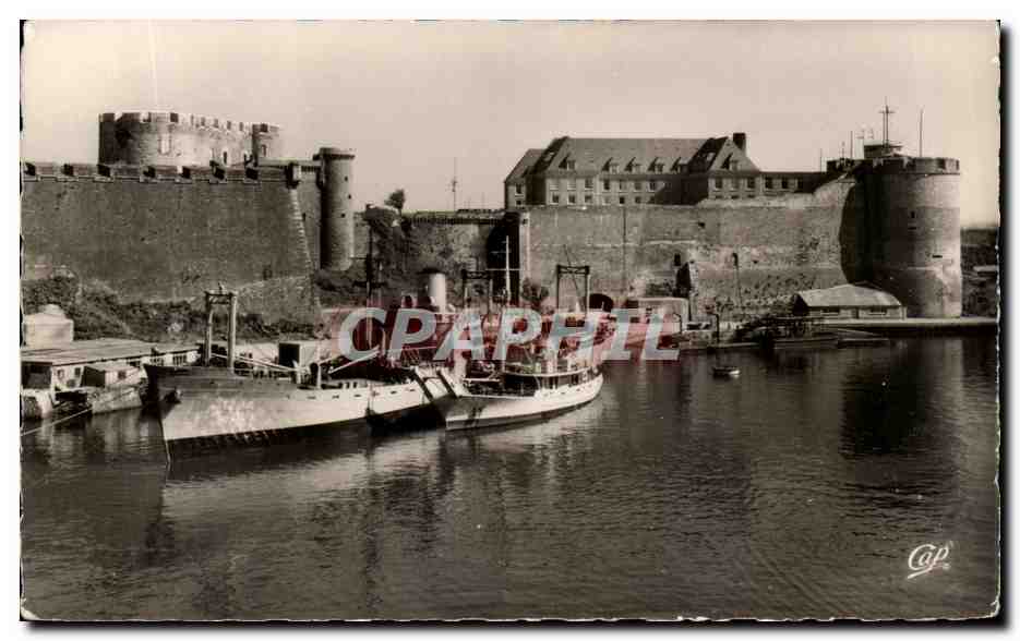 CPSM Brest Le Chateau Et La Prefecture Maritime Bateaux