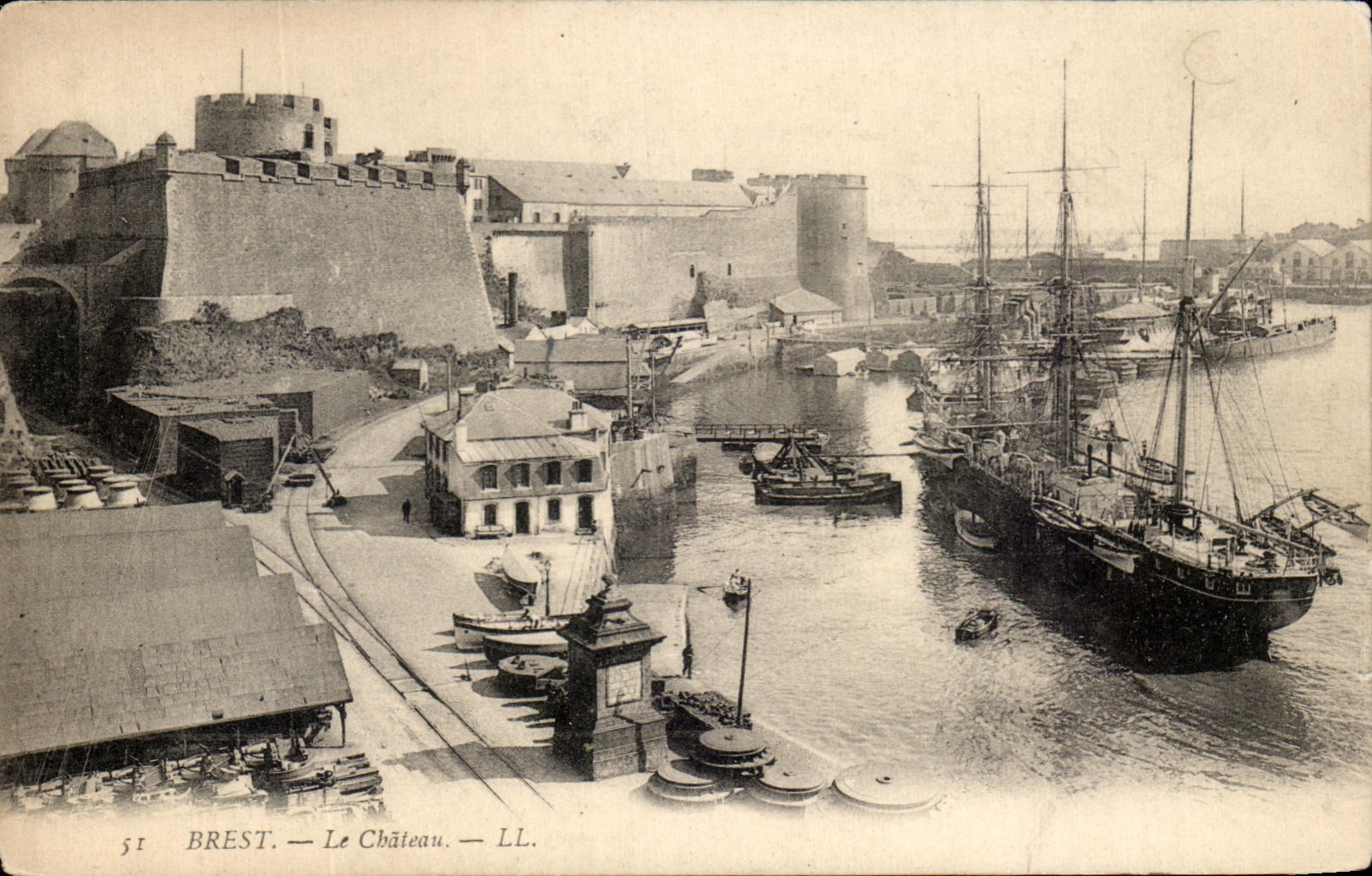 CPA Brest Le Chateau Bateau Voilier