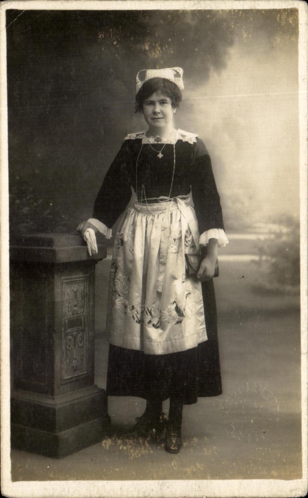 Infirmière — portrait studio — Éditeur : B. Pict. (B. Pict. Paris)