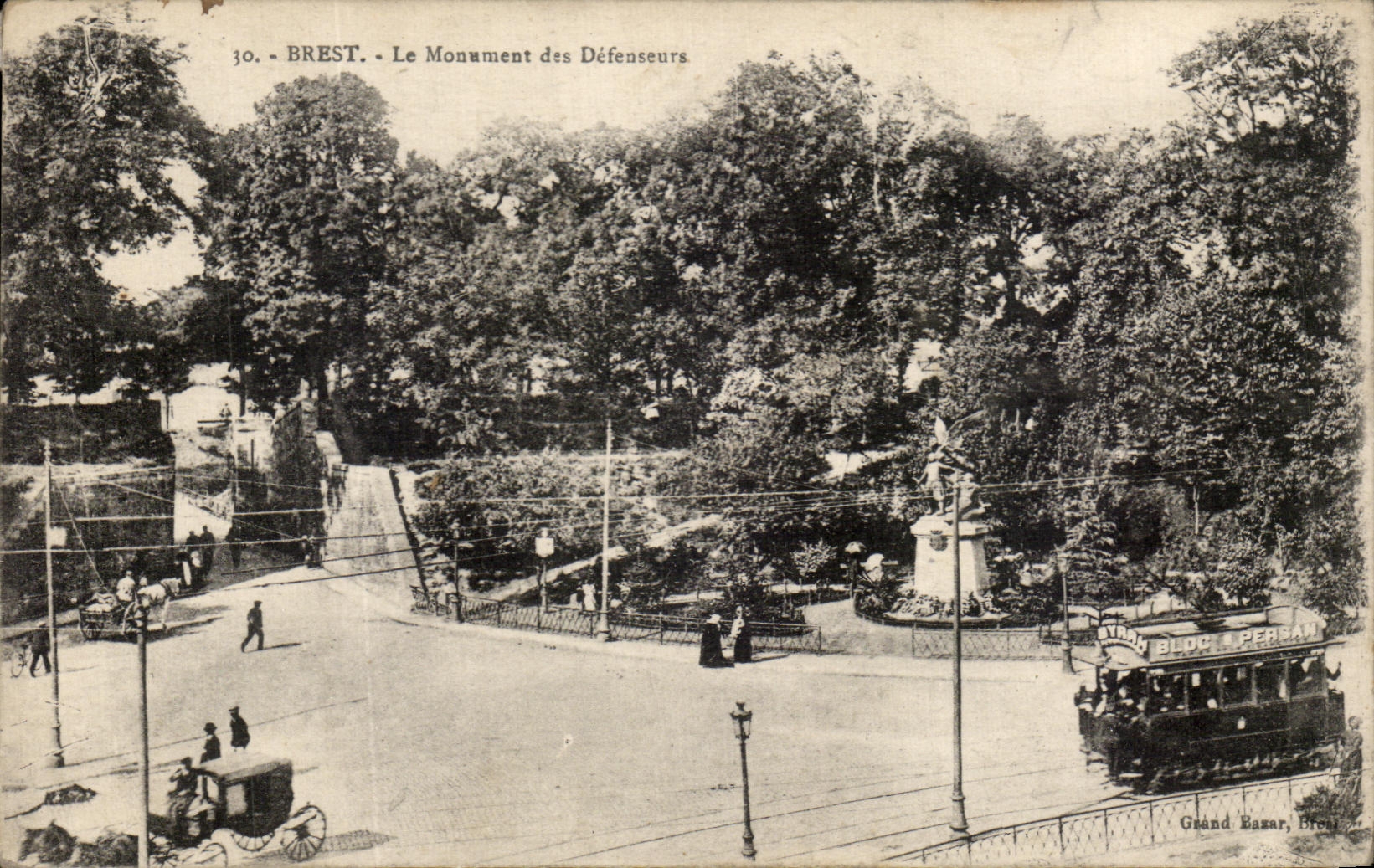 CPA Brest Le Monument Des Defenseurs Tramway Bloc Persan