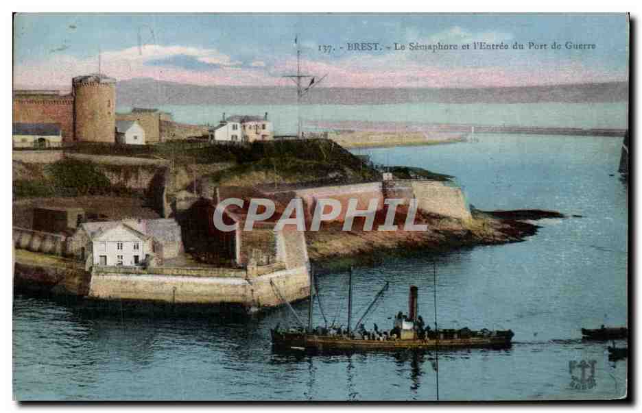 CPA Brest Le Semaphore et L Entree du Port De Guerre Bateau
