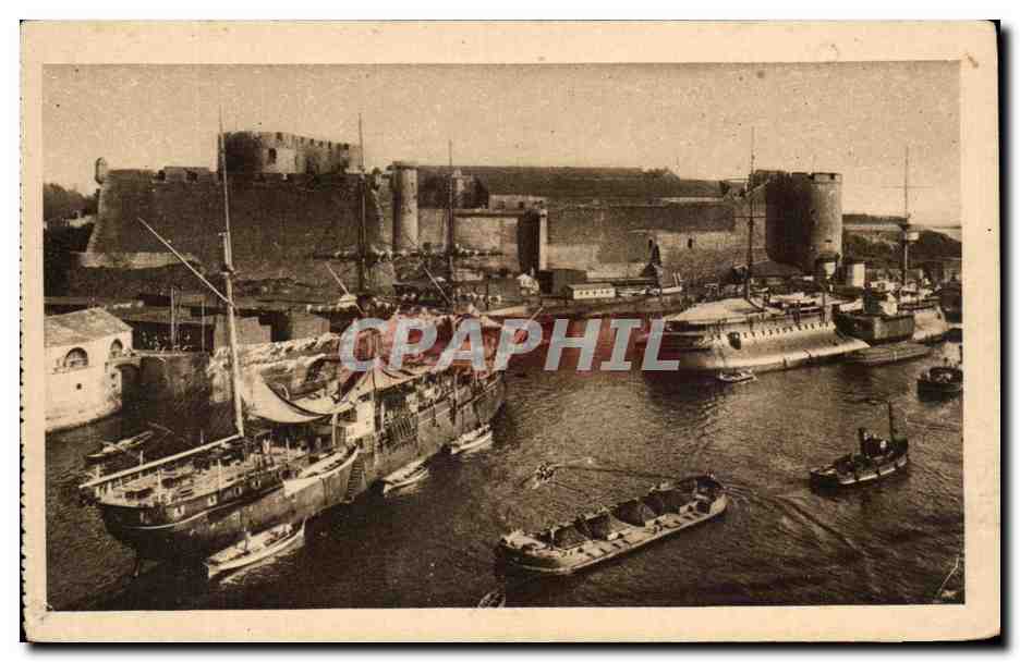 CPA Brest Le Chateau Vu Du Port Bateaux