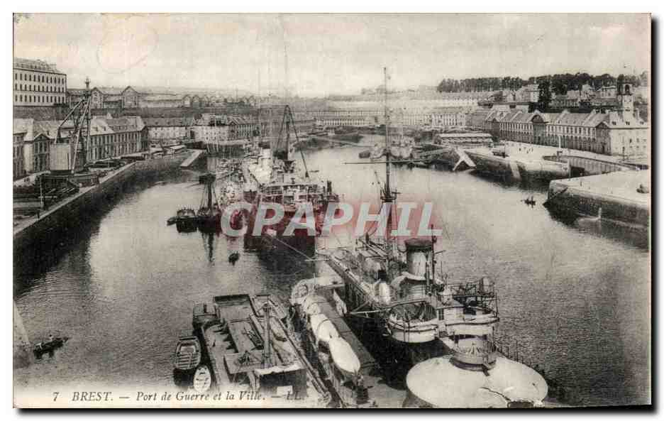 CPA Brest Port de Guerre Et La Ville Bateaux