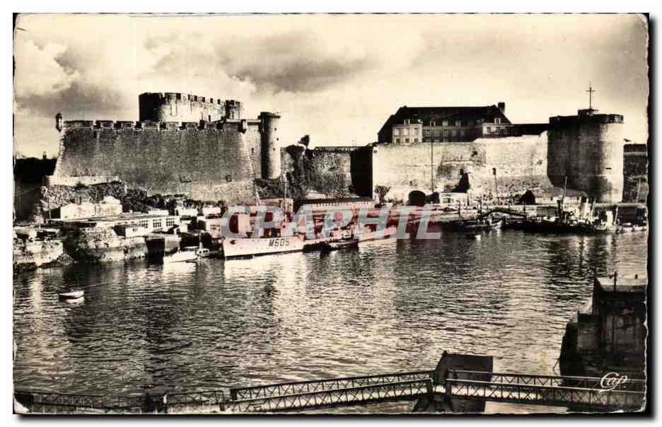 CPA Brest La Prefecture Maritime et Le Chateau Bateau