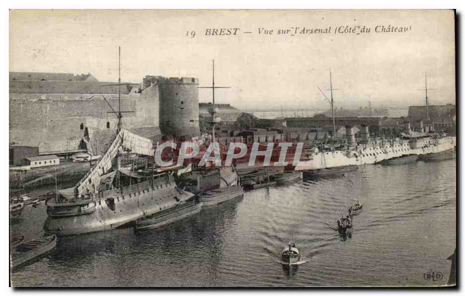 CPA Brest Vue sur L Arsenal Cote du chateau Bateau