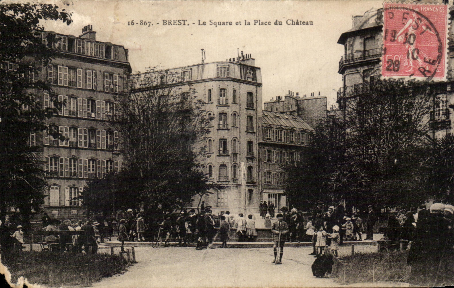CPA Brest Le Square et Le Place Du Chateau Enfants