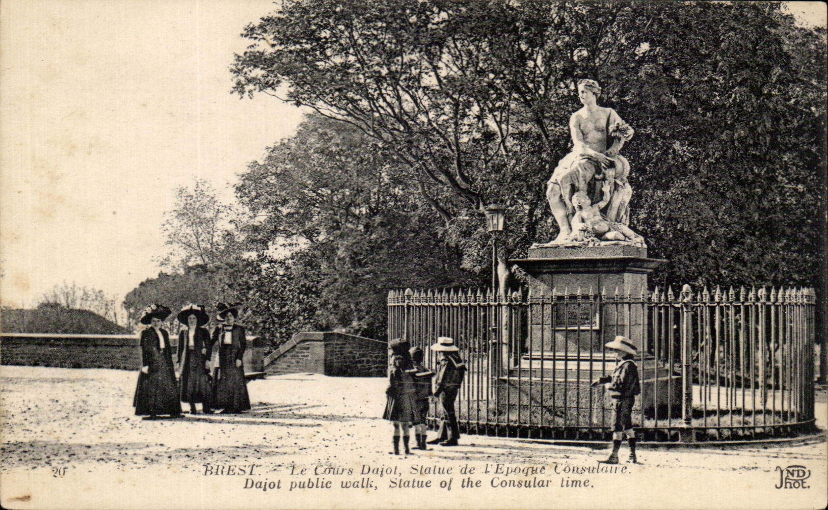 CPA Brest Le Cours Dajon Statue de L Epoque consulaire 