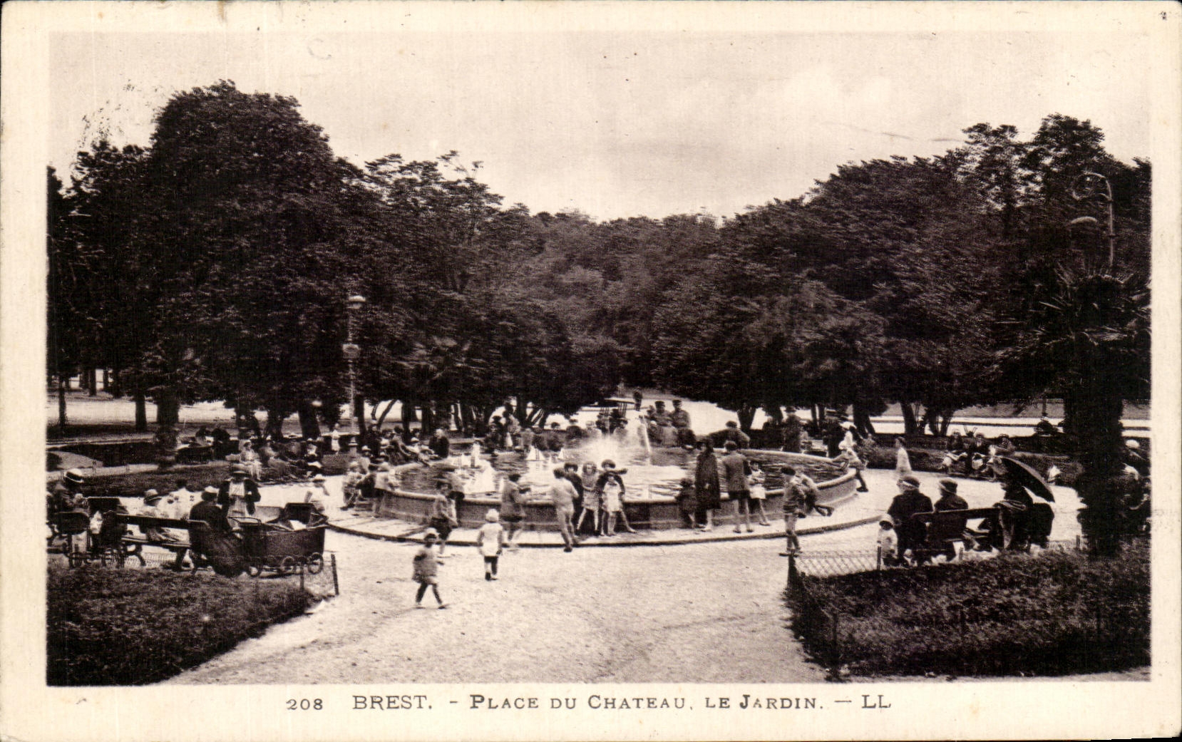 CPA Brest Place Du Chateau Le Jardin 