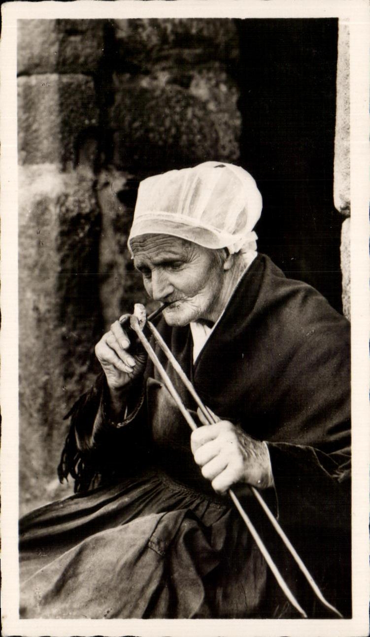 Vieille femme allumant sa pipe — Scènes et types bretons — CPAPHIL n°3