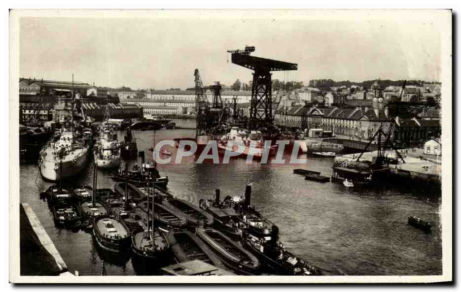 CPA Brest Vue D ensemble de L Arsenal Bateaux