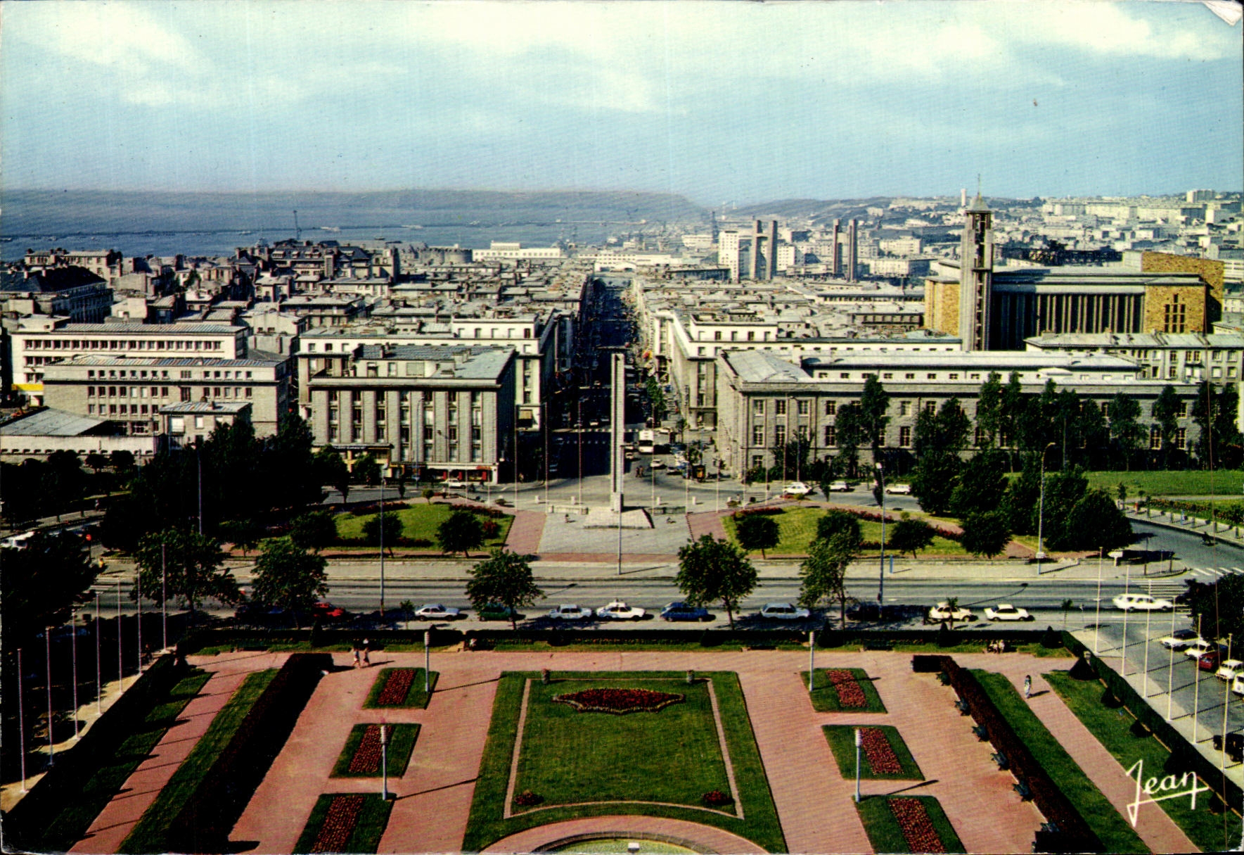 Brest (Finistère Nord) — Vue générale de la ville, la place de la Liberté, la rue de Siam et l'église Saint-Louis — Éditions Jean