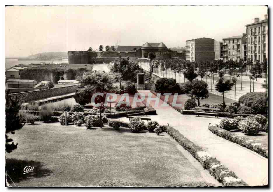 CPA Brest Cours Dajot Le Chateau Et La Rade 