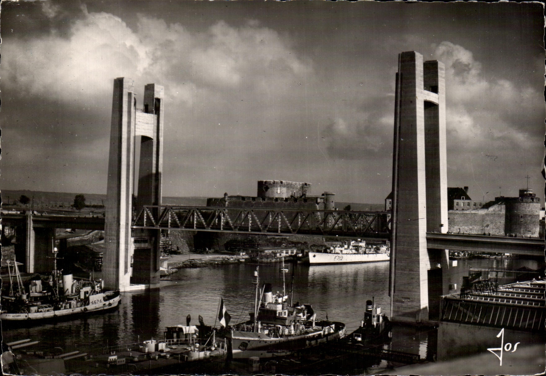 CPSM Brest Pres du vieux chateau fort le pont moderne relie les deux rives de la Penfeld Bateau