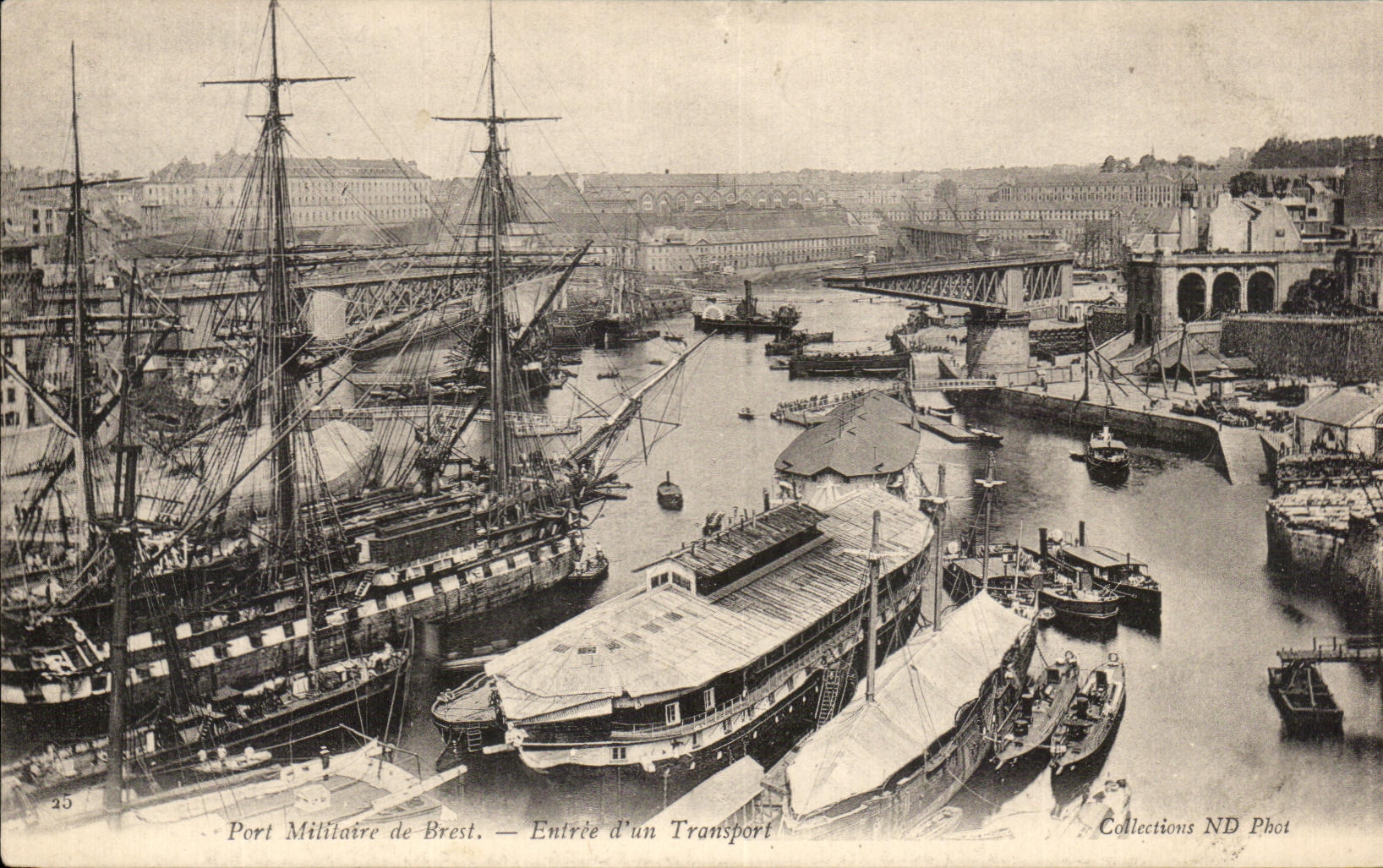 CPA Brest Port Militaire de Brest Entree d un Transport Bateaux