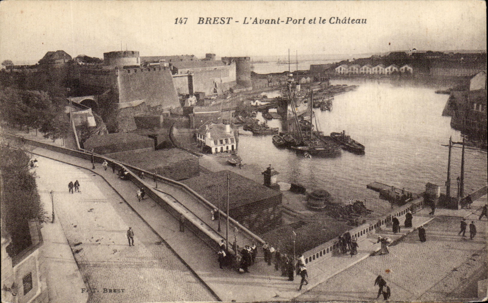 CPA Brest L Avant Port Et Le Chateau Bateaux