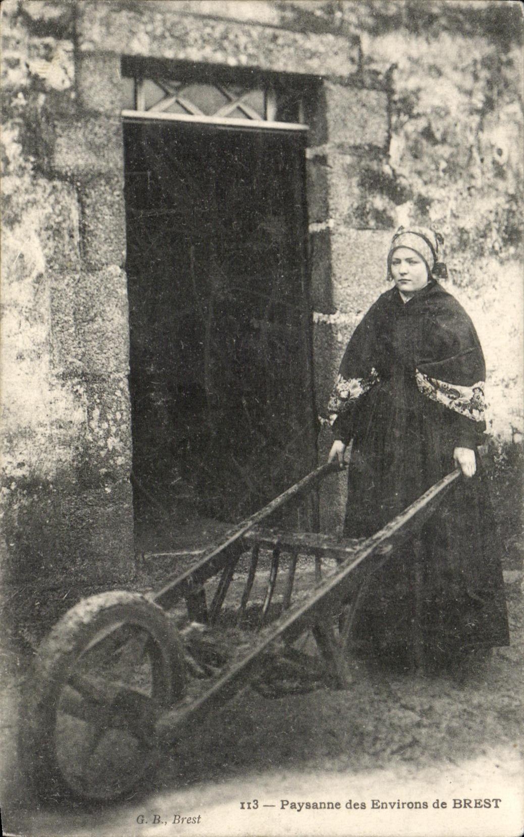 CPA Brest Paysanne des Environs de Brest Folklore Costume