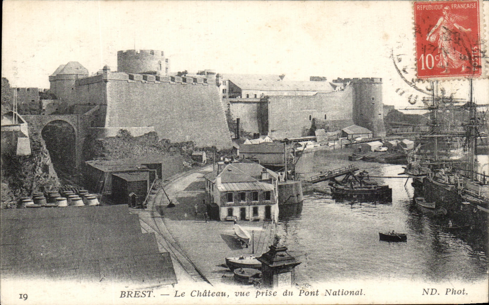 CPA Brest Le Chateau Vue Prise Du Pont National Bateaux