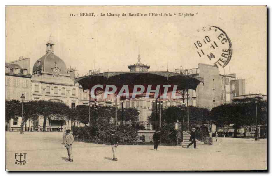 CPA Brest Le Champ De Bataille et l hotel de la Depeche Kiosque