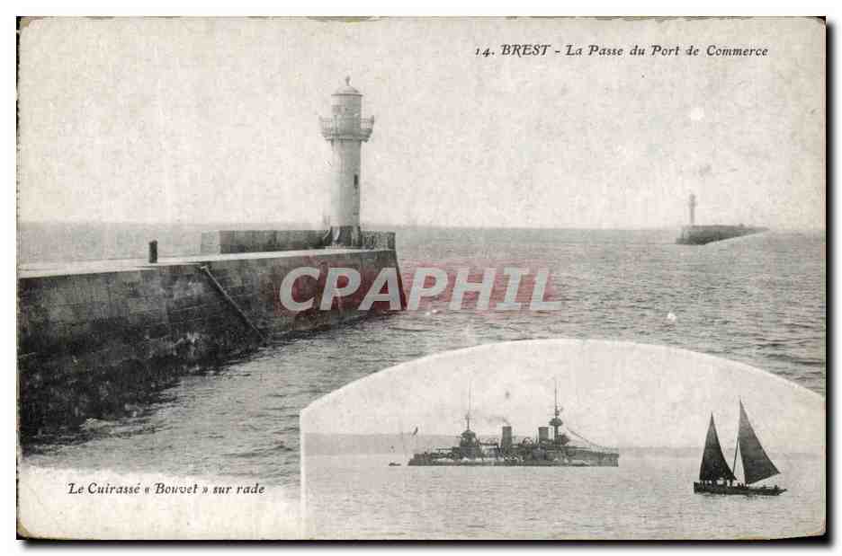 CPA Brest La Passe du Port de Commerce Le cuirasse Bouvet sur rade Bateaux 
