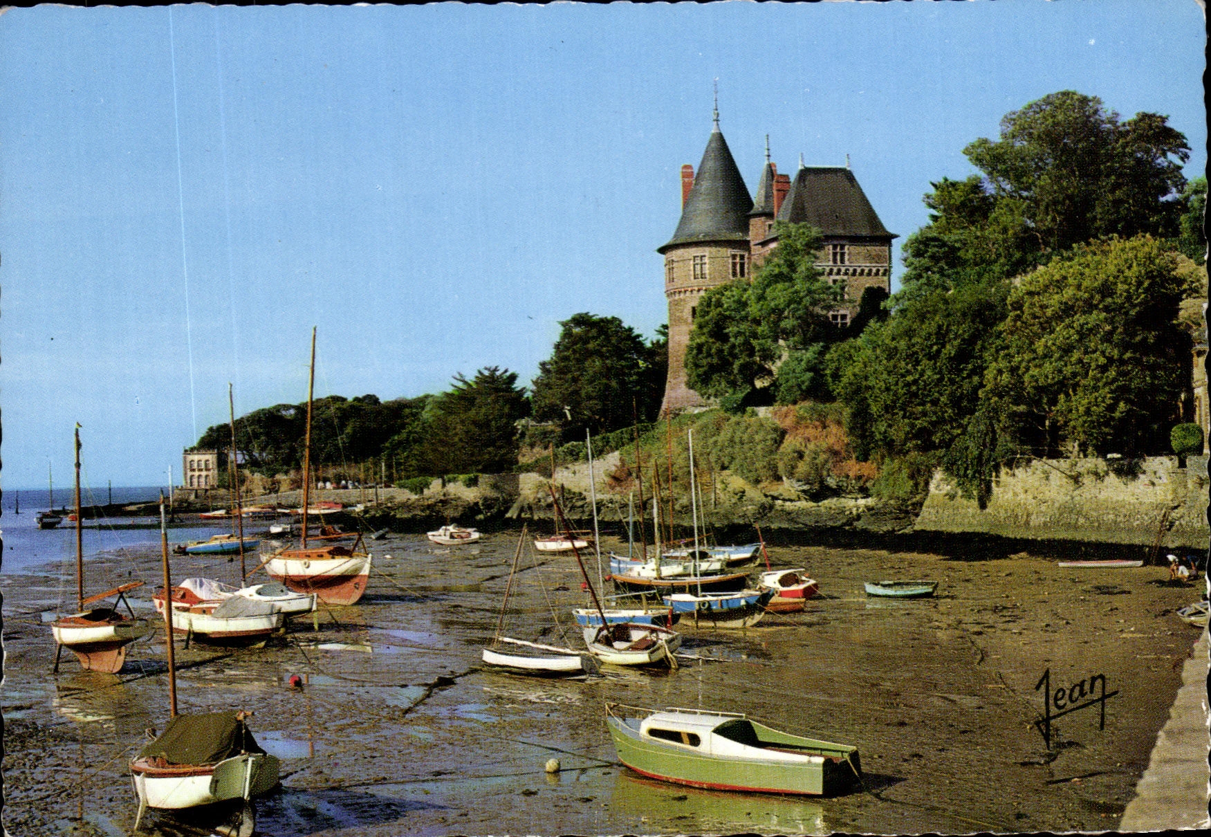 Pornic (Loire-Atlantique) — Bateaux au repos. Au fond, le Château — Les Éditions Audierne
