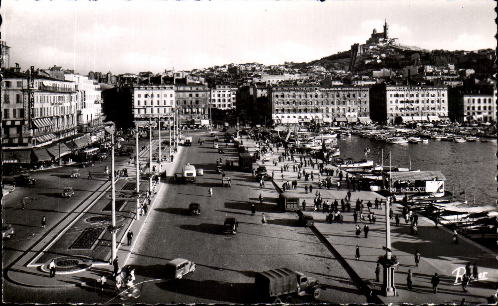 CPM Marseille Quai Des Belges et Le Nouveau jardin Au fond Notre Dame de la Garde