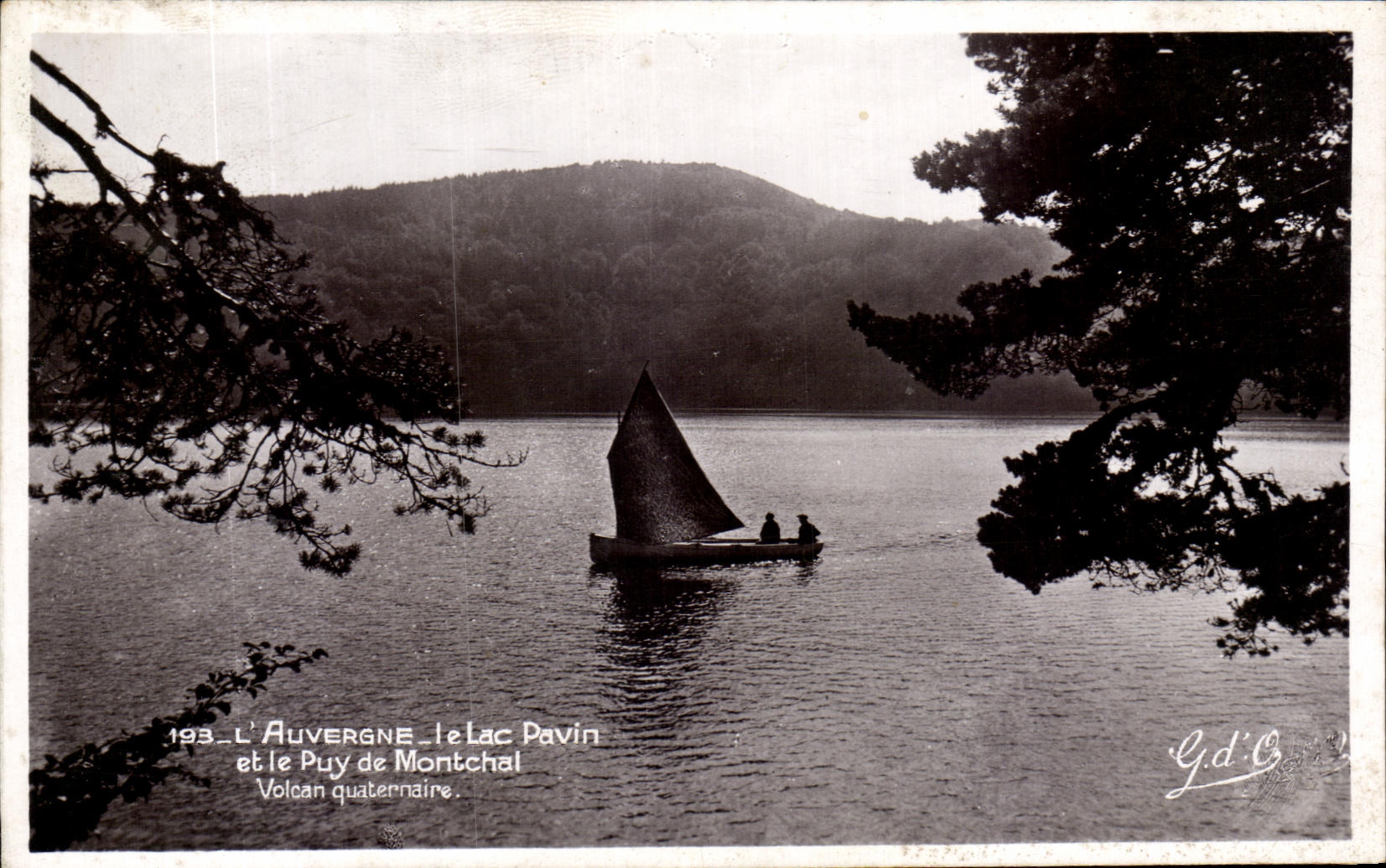 L'Auvergne — Le Lac Pavin et le Puy de Montchal — G.d'C