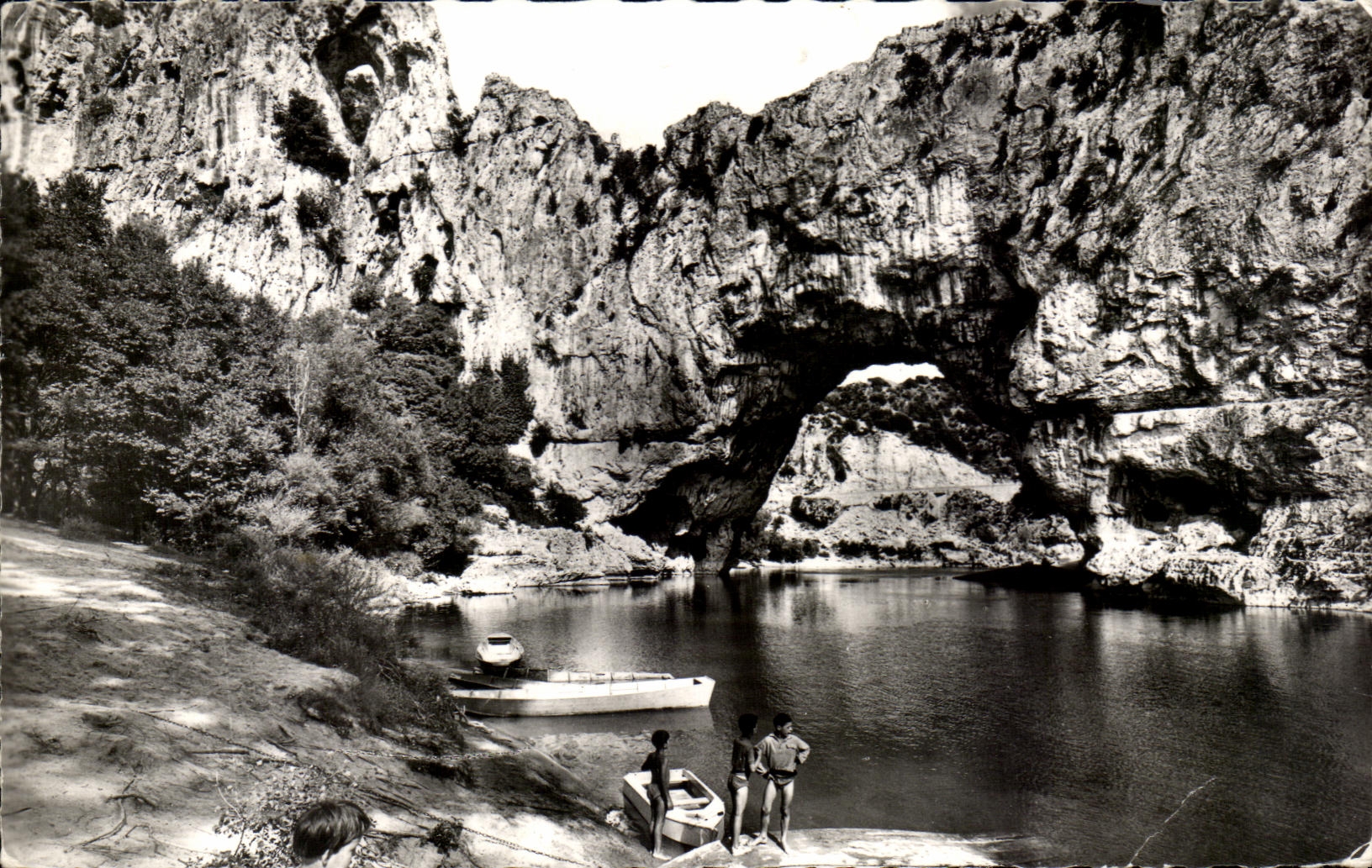 Les Gorges de l'Ardeche — Pont d'Arc — 70.620 — Les Éditions Cellaard Bron