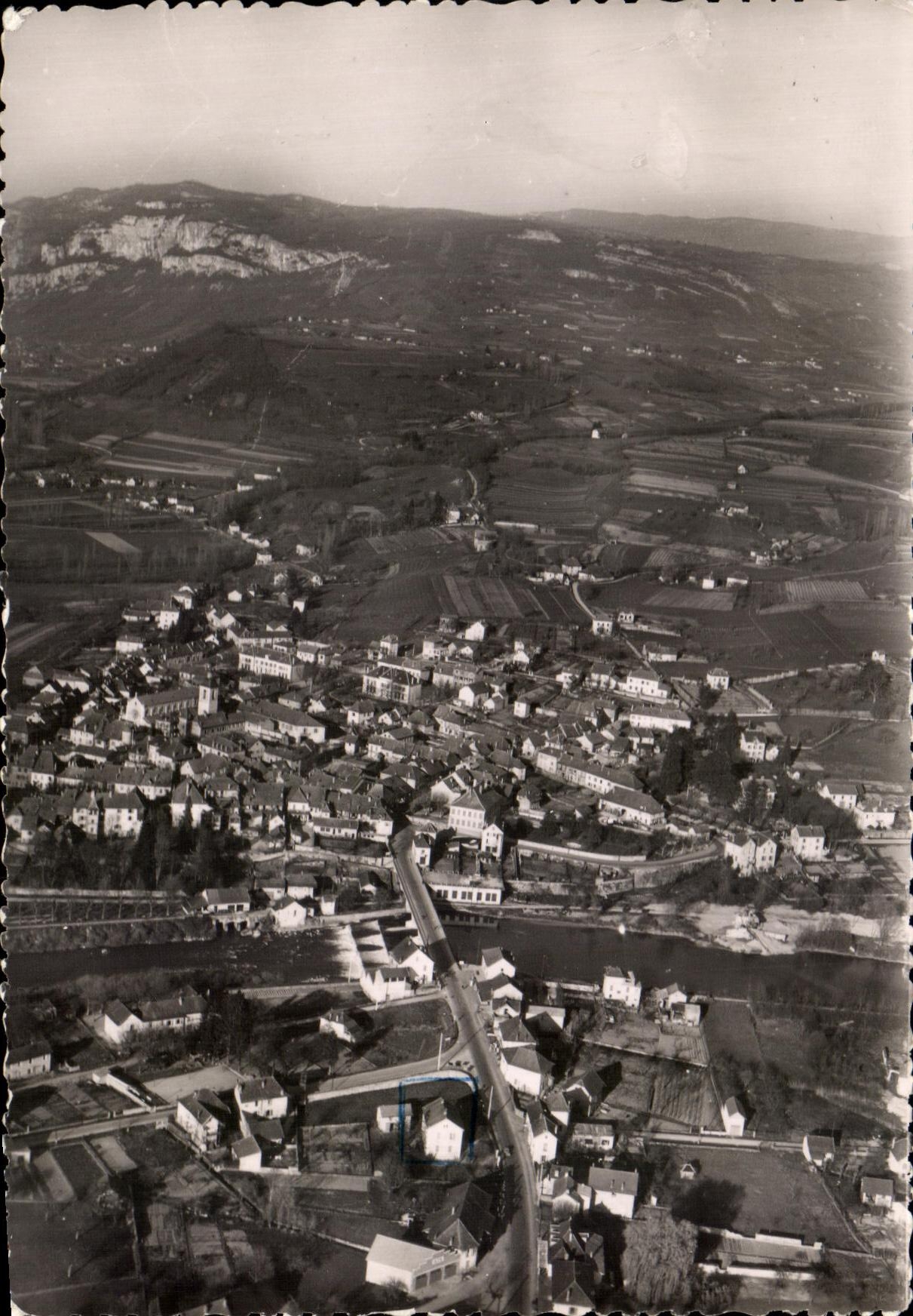 CPSM Saint Genix Sur Guiers Vue Generale aerienne sur la Ville et quartier de la gare
