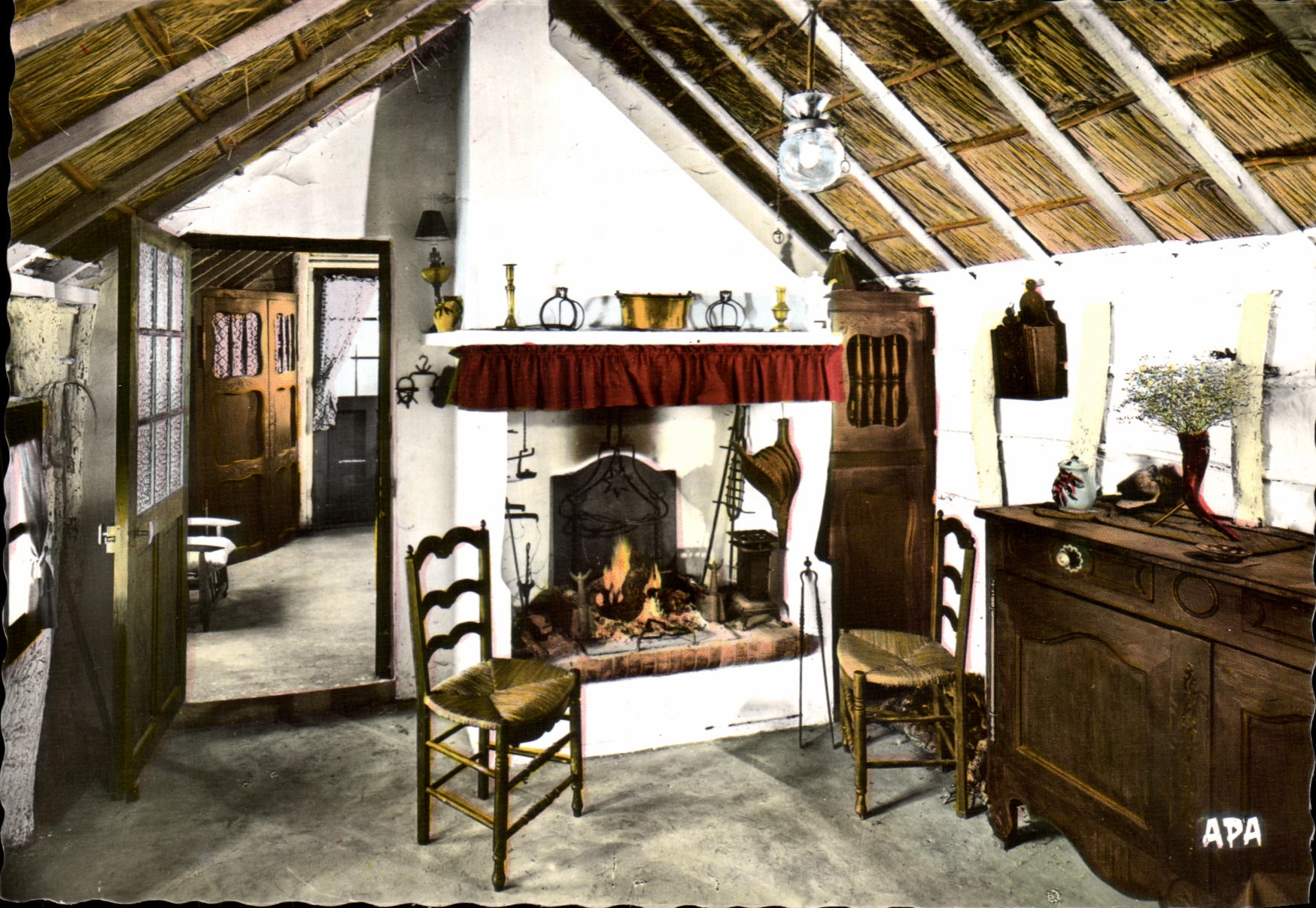 CPA Camargue Interieur d une Cabane de Gardians