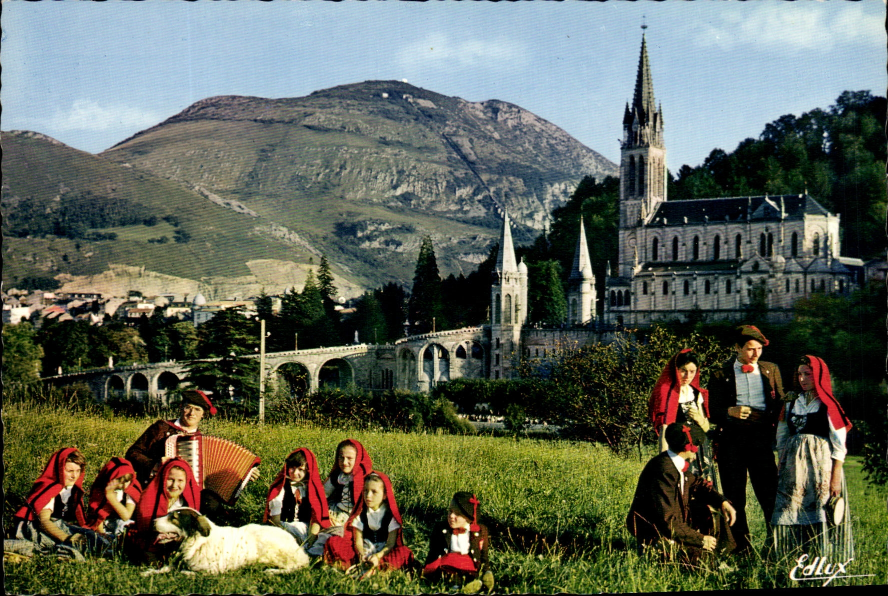 CPM Les pyrenees Folklore Bigourdan Les Chanteurs Montagnards Le Lourdes
