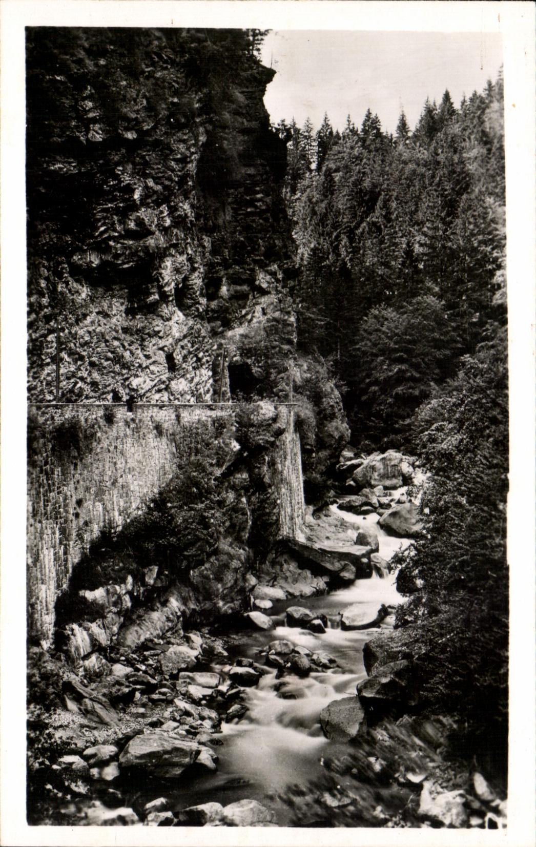 CPA Route d Uglne a Flumet Gorges de L Arly et Tunnel