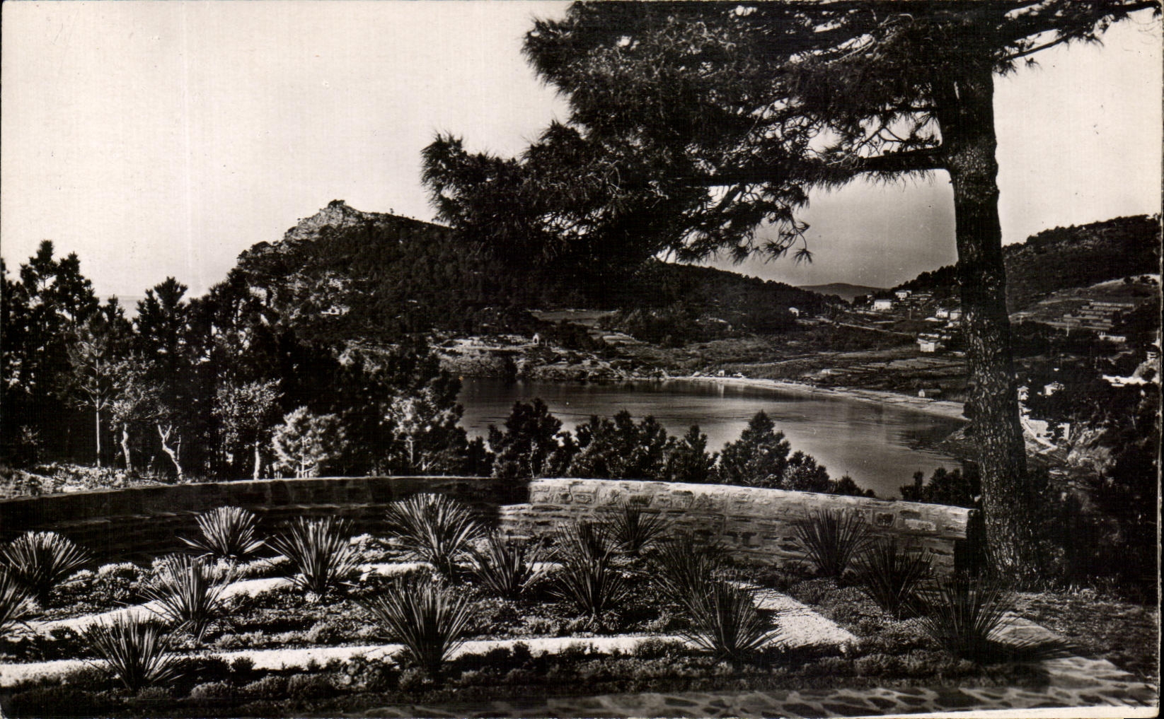 Pramousquier (Var) — La Plage et le Cap Nègre — Éditions « La Cigogne »