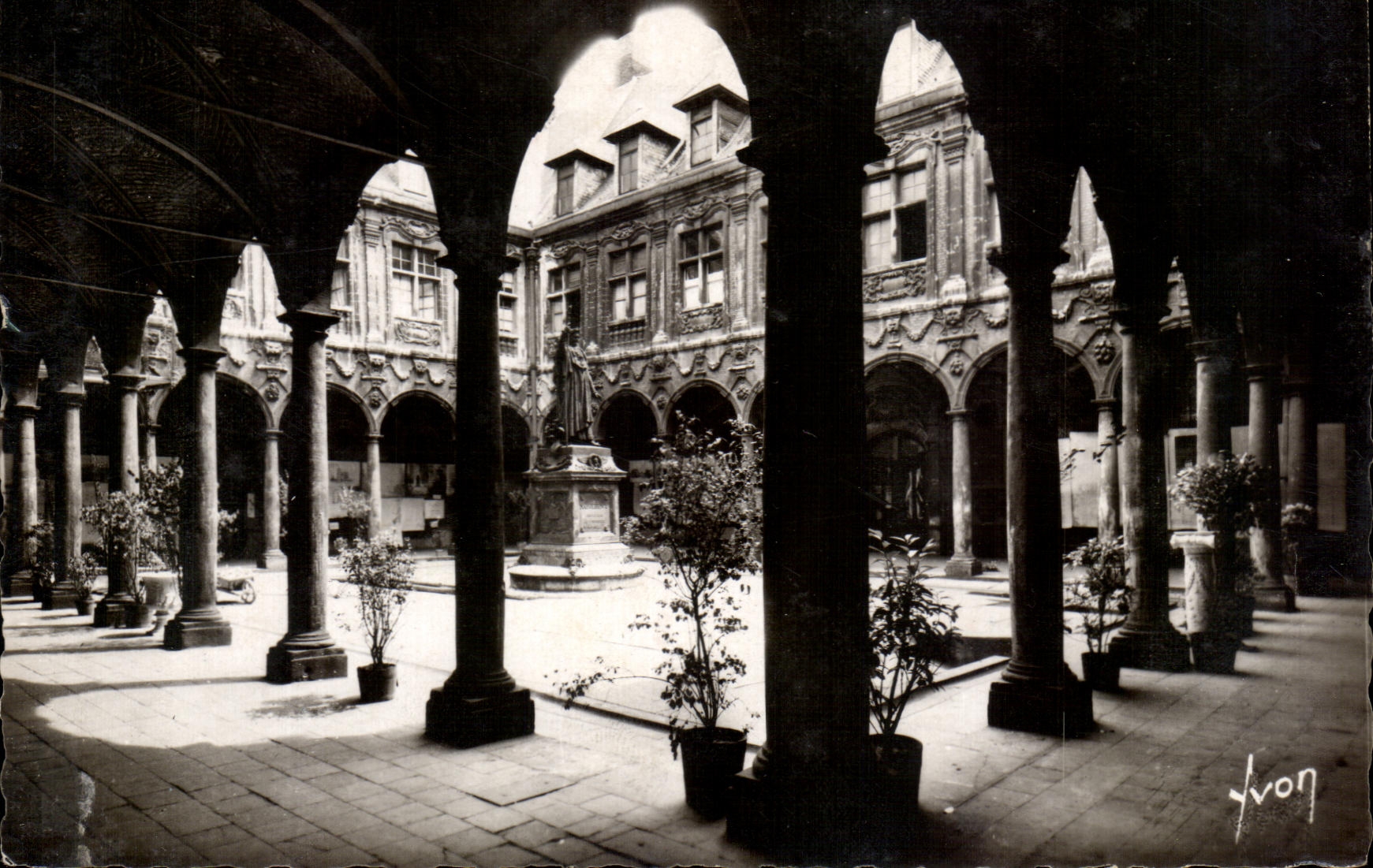 CPSM Lille Cour de L Ancienne Bourse